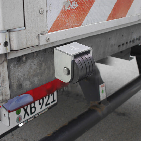 Suer bumper w/ 1 rubber roller, w/ Suer logo, galvanised